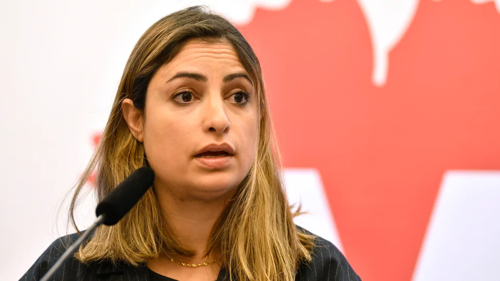 Vänsterpartiets partiledare Nooshi Dadgostar (V) kräver högre pensioner i förhandlingarna med Socialdemokraterna.