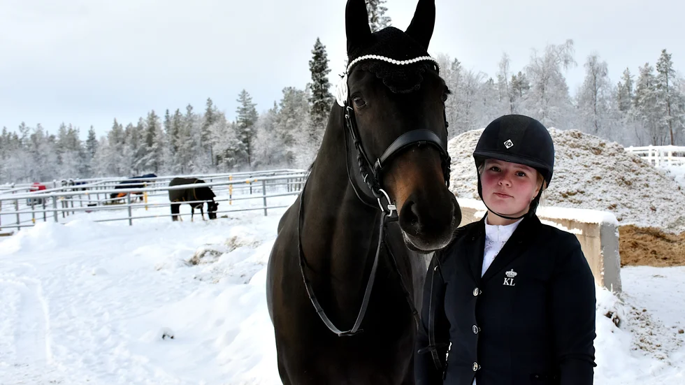 Alma Eriksson fick låna hästen Elvira Figurin för att kunna tävla på lördagen. Hon är nöjd med det underlaget i det nya ridhuset. ”Det är jättebra, det är kul med nytt ridhus. Det är stort och fint”, säger hon. 