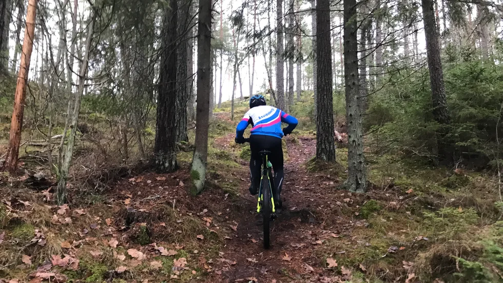 Enligt Kenth är banorna i Hallaholm lämpliga även för nybörjare men de är fysiskt krävande med många höjdmeter som ska avverkas.