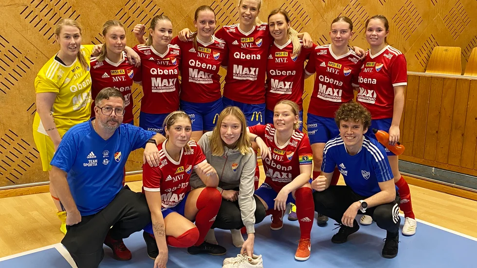 Borenlaget poserar efter segern med 5-3 i futsalpremiären mot KFUM Linköping.