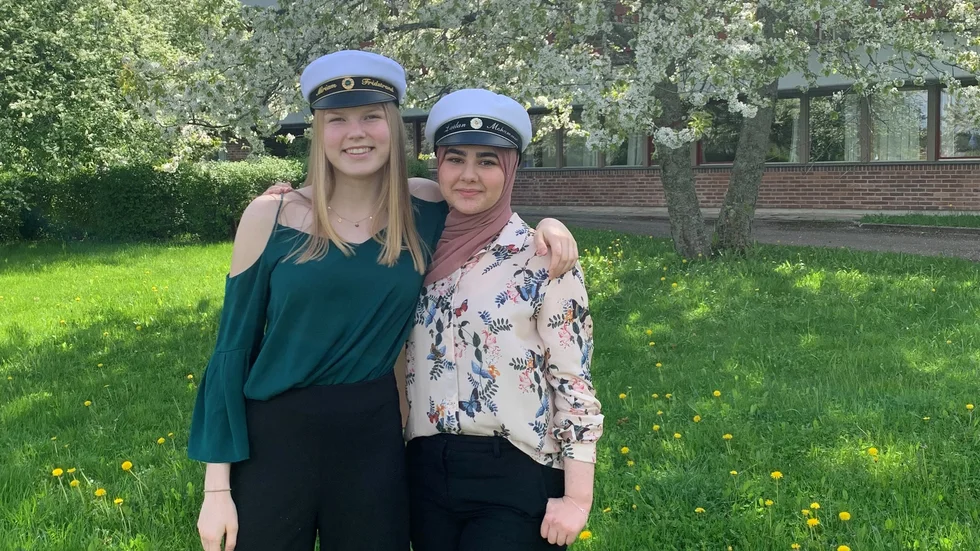 Miriam Fridstrand och Lailan Mohamed är trots allt taggade inför studentavslutningen. "Det känns så klart tråkigt att inte kunna bjuda alla man vill, men det blir ett avslut som känns okej ändå" säger Miriam Fridstrand.