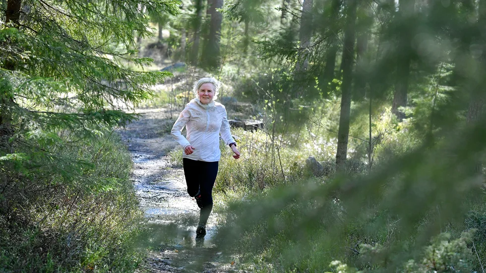 Tre gånger i veckan löptränar Petra och de andra dagarna kan det bli bland annat styrketräning eller cykling. ”Jag känner att jag blir en bättre och trevligare människa när jag tränar, säger Petra Levin Engblom.