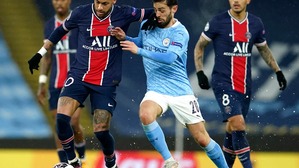 Neymar, vänster, förlänger med PSG.