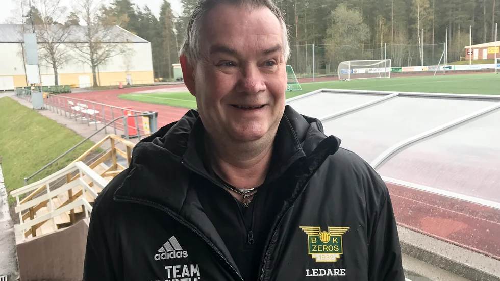 Vifolkavallen är hans hem efter många år som både spelare och ledare i Mjölby AI. Men nu är det i Zeros och Motalafotbollen som tränaren Mikael Brandt är tillbaka i hetluften. Möt honom i veckans Sportsnack.