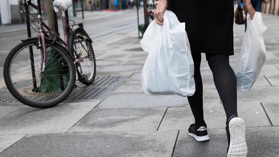 Plastkassarna har minskat till 55 kassar per person och år under förra året. Året innan det var siffran 74.