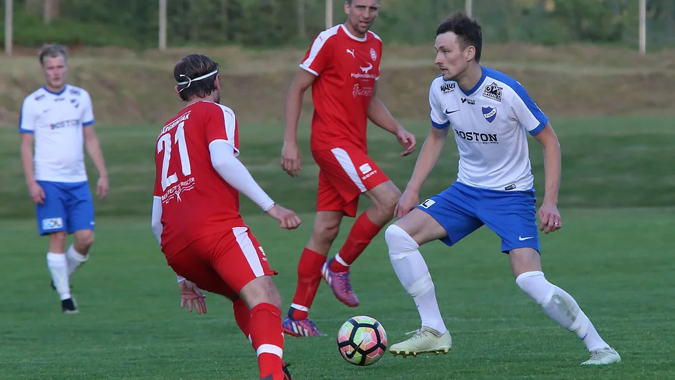 Anton Carlsson gjorde Tunas mål på straff när laget föll med 3-1 mot Myresjö/Vetlanda i premiären.