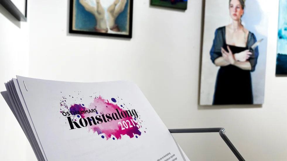 För första gången anordnas Östhammars konstsalong på Storbrunn. På grund av coronarestriktionerna kan man bara ta emot ett sällskap i taget.