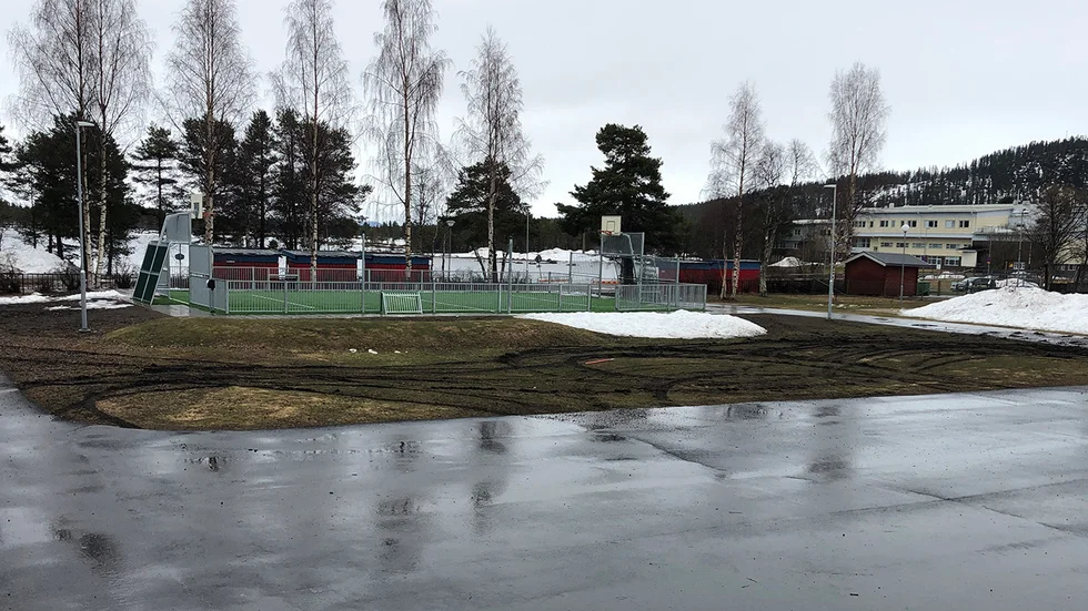 Gräsmatten intill multiarenan vid Silverskolan har körts sönder. Händelsen är polisanmäld.