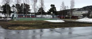Gräsmattan på skolgården sönderkörd: "Någon har varit där och sladdat runt"