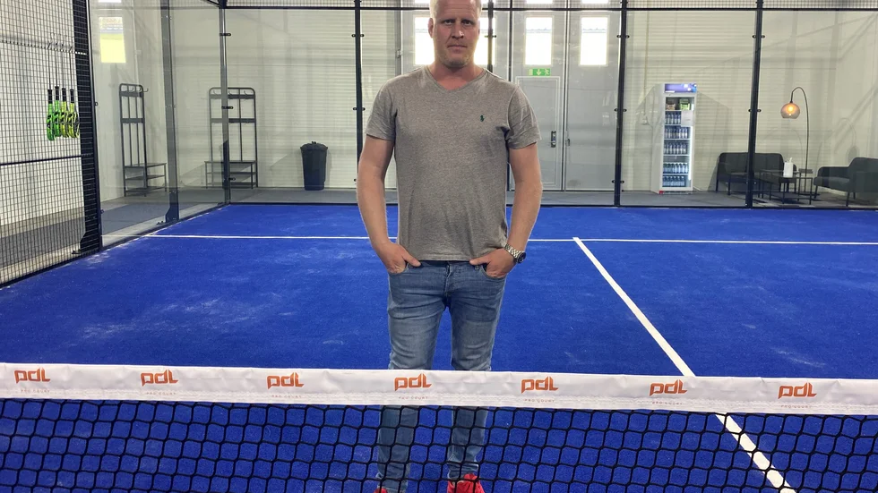 "Vår bana är till för alla. Det är vårt grundkoncept. Här ska alla få en mölighet att testa på sporten. Från nybörjare till avancerad spelare", säger Andreas Frisell som startat Östra Sörmlands Padel tillsammans med sin fru Maria Frisell.