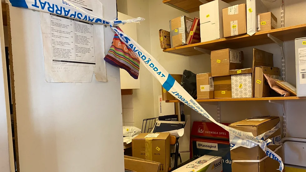 Delar av postrummet är avspärrat för kriminalteknisk undersökning.