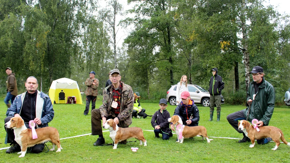 De fyra bästa tikarna i jaktklassen. Från vänster; Första plats till Mattias Asklöf från Kisa med hunden Skottatorpets Lejja. Andra plats: Håkan Knutsson från Karlskrona med Abramsängs Ejja. Tredjeplats: Pernilla och Arvid Jansson från Glottra, utanför Örebro, med Mönstergårdens Uli. Fjärde plats: Jörgen Ek från Falköping med Fallaskogens Vissla. 