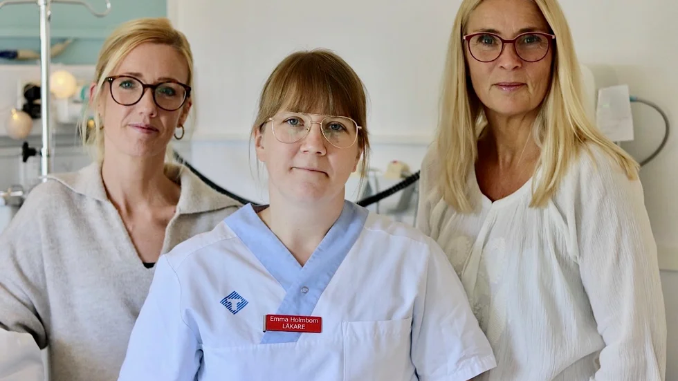 Emma Holmbom, (i mitten), är överläkare och ansvarig för Bäckenbottenteamet i Skellefteå. Barnmorskorna Sara Johansson och Petra Nygren är en del av teamet.