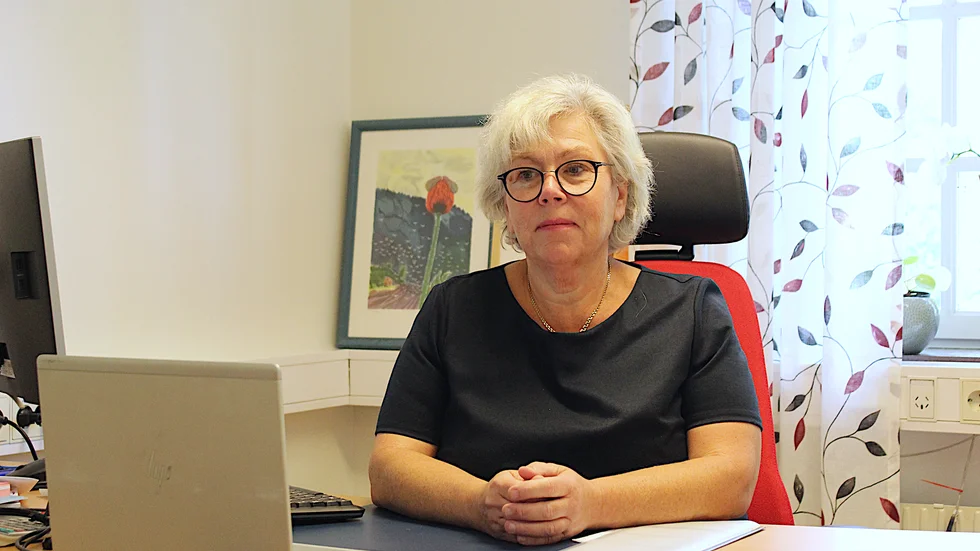 Vadstenas kommundirektör Madeleine Andersson ser fördelar med att inte själv vara bosatt i kommunen.