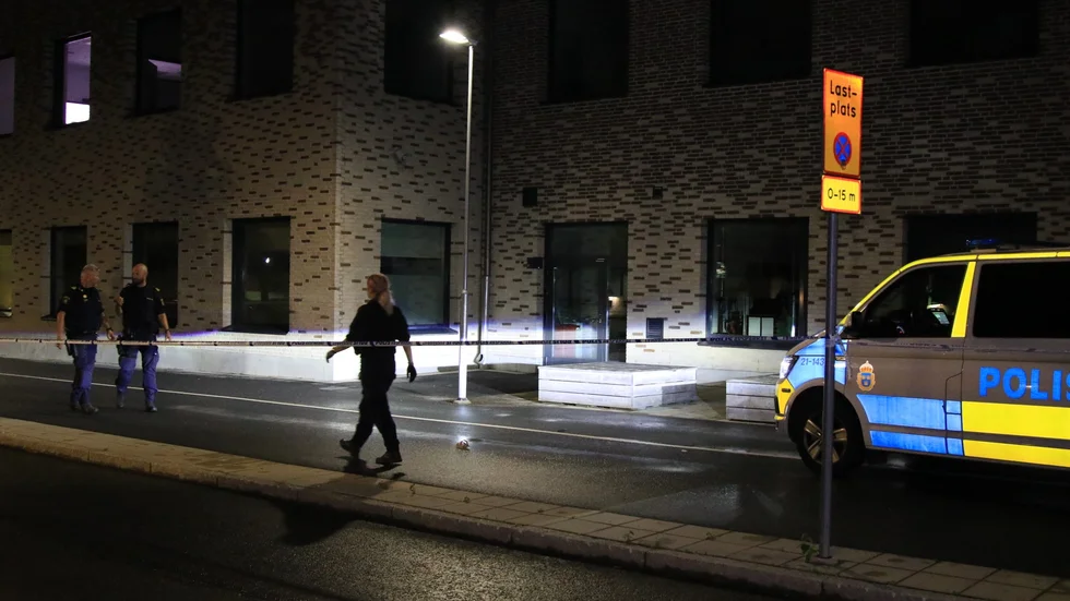 Vid halv elva i måndags kväll hördes två höga smällar utanför Tiundaskolan i Luthagen.