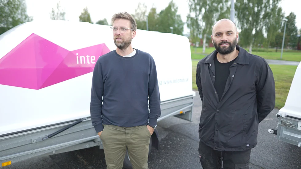 Unboxx, med Anders Tånger (till vänster), blir partner till techbolaget Inte Min Släpvagn AB med Joel Norrfors.