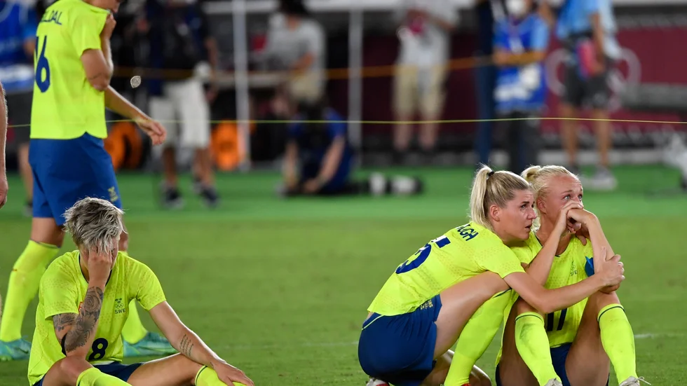 Caroline Seger (till höger) tröstas av Olivia Schough efter OS-finalen. Arkivbild.