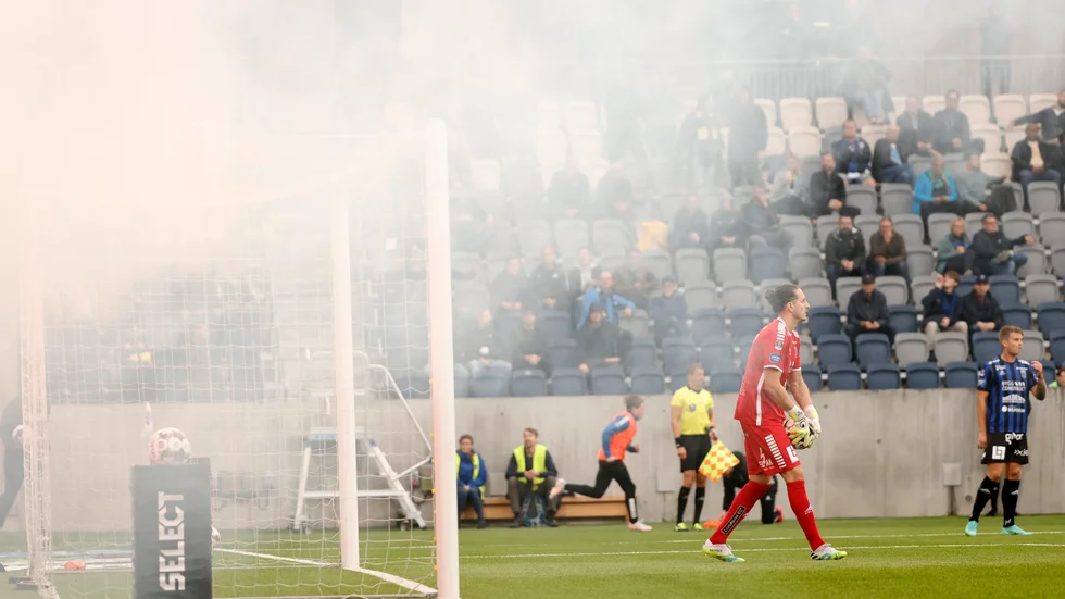 Rök från läktaren gjorde att man inte kunde matchen mellan Sirius och AIK ordentligt, skriver Erik Matsson.