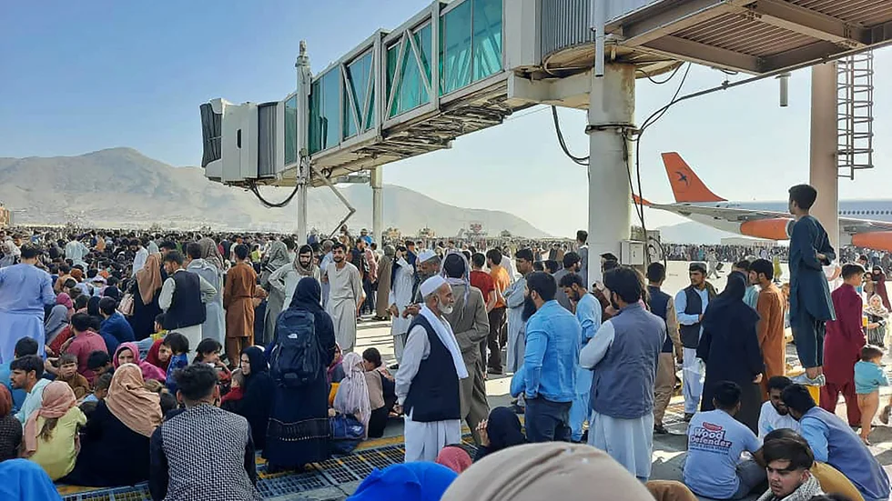 Folkmassor söker sig till Kabuls flygplats, efter att talibanerna intagit Afghanistans huvudstad.