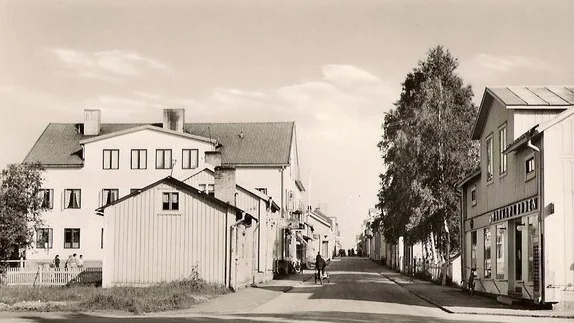 Till vänster i bild ses Centralhotellet, beläget efter Storgatan. Bilden tagen från Västergatan.