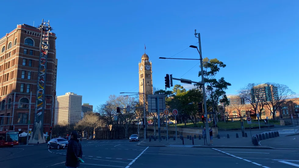 Nedstängningen fortsätter i Australiens största stad Sydney. Det är nästintill folktomt utanför den vanligtvis livligt trafikerade centralstationen. Arkivbild.