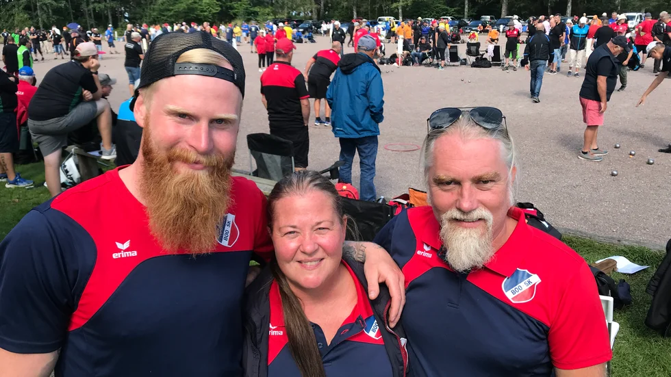 Boo SK kom till Motala för att, "äntligen", spela seriespel igen. Efterlängtat i hela boulesporten. Det blir en speciell gemenskap i att spela för sin klubb. Här ses Boo-trion Joakim Kristiansson, Pia Terestchenko och Mathias Lönngren mellan två matcher i Råssnäs.