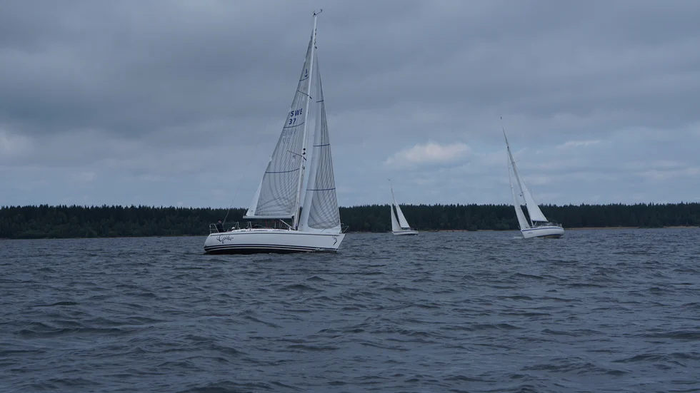 Femton segelbåtar deltog i den 115-år gamla tävlingen "Sandön runt".