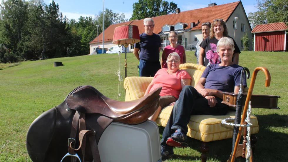 Snart blir det sommarauktion i Odensvi. Närmast i bild Elly Thuresson och Göran Carlsson. Bakom dem Kjell Fagerström, Inga Svensson, Eva Torstensson och Eva Rydh.