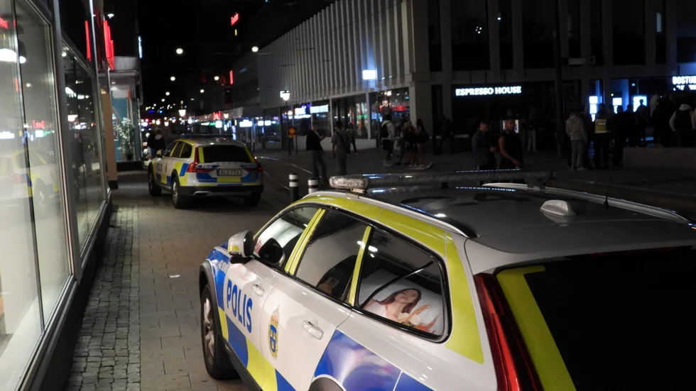 Man i 25-årsåldern rånades i Hörsalsparken av för honom två okända personer.