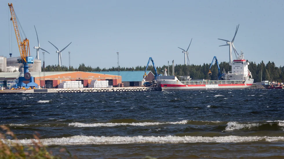 Vinden riskerar att föra oljan mot Gläntan. "Vi har därför rekvirerat utrustning från MSB och ser över möjligheten att skydda stranden med strandskyddsduk", säger Daniel Granberg.