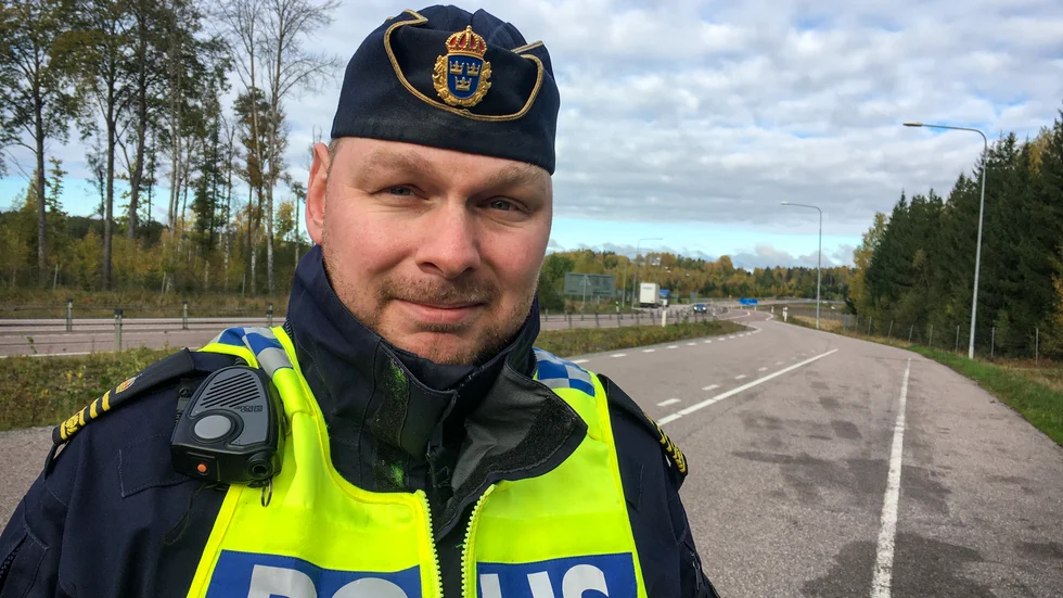 Björn Thunblad, gruppchef för trafikpolisen i Eskilstuna, säger att eftersöksjägarna brukar kontakta polisen för att uppmärksamma när det finns hål i viltstängsel.