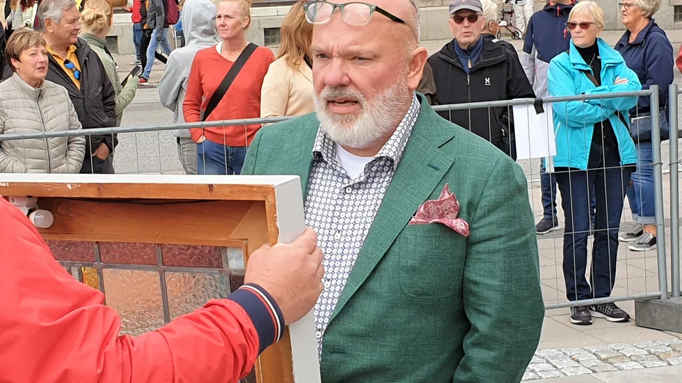 Antikrundan expert, Joakim Bengtsson, i arbete under inspelningen av det populära tv-programmet