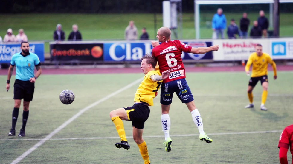Nils Lindsten vann många nickdueller för Mjölby och var en av hemmalagets bästa spelare.