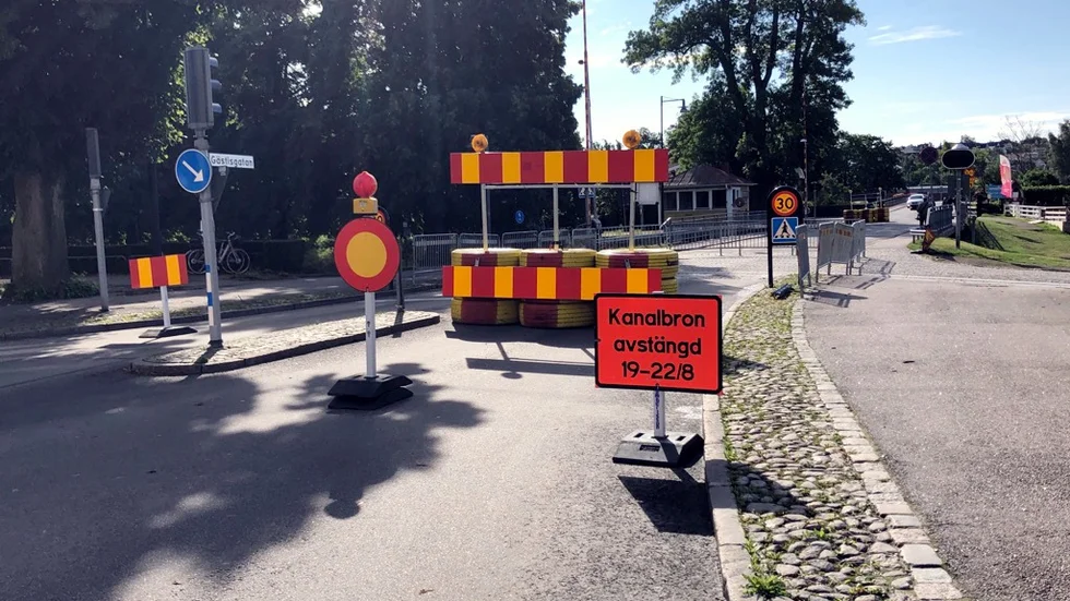 Kanalbron kommer att vara avstängd för biltrafik under flera dagar i samband med ett stenläggningsarbete.
