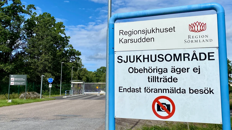 De två kvinnorna tog sig utan tillstånd in på Karsudden och fotograferade. Nu åtalas de.