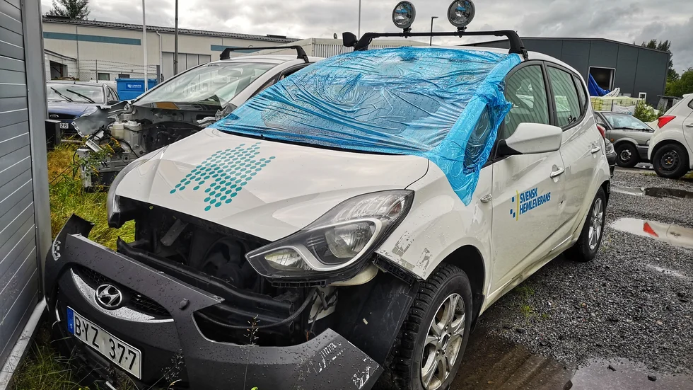 Den sönderslagna rutan är nu placerad på en av företagets reservdelsbilar. 