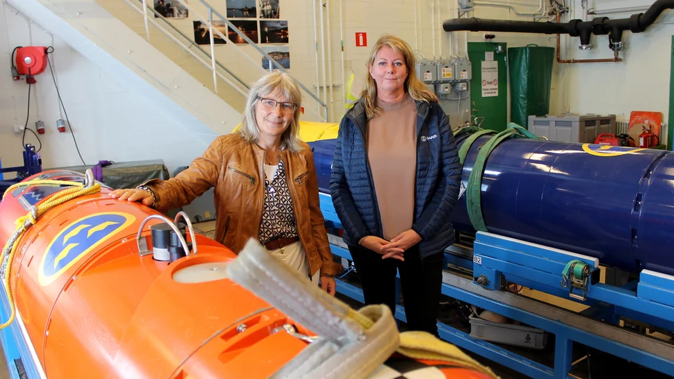 Anne-Marie Vösu, affärsenhetschef undervattenssystem, och Eva-Lena Jacobsson, platschef, på Saab i hallen där ubåtssimulatorerna finns.