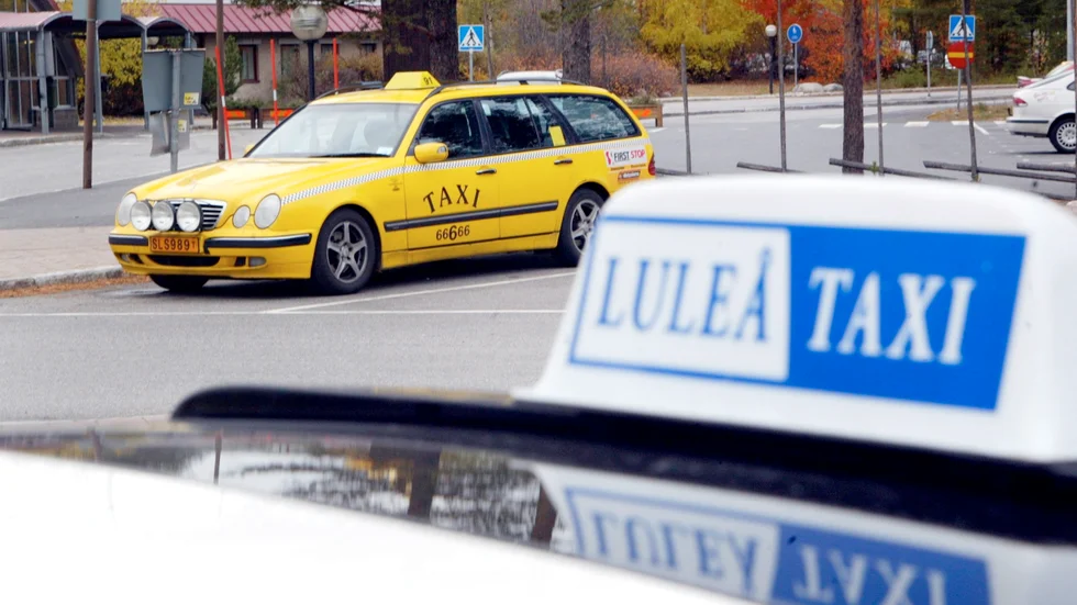 Luleå taxi stängde av flera taxichaufförer över 65 år efter "fys-tester" och hälsokontroller. Nu tvingas bolaget betala skadestånd på över 200 000 kronor till två av chaufförerna.
