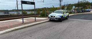 Tåg beordrades att stanna vid plattformen – man greps