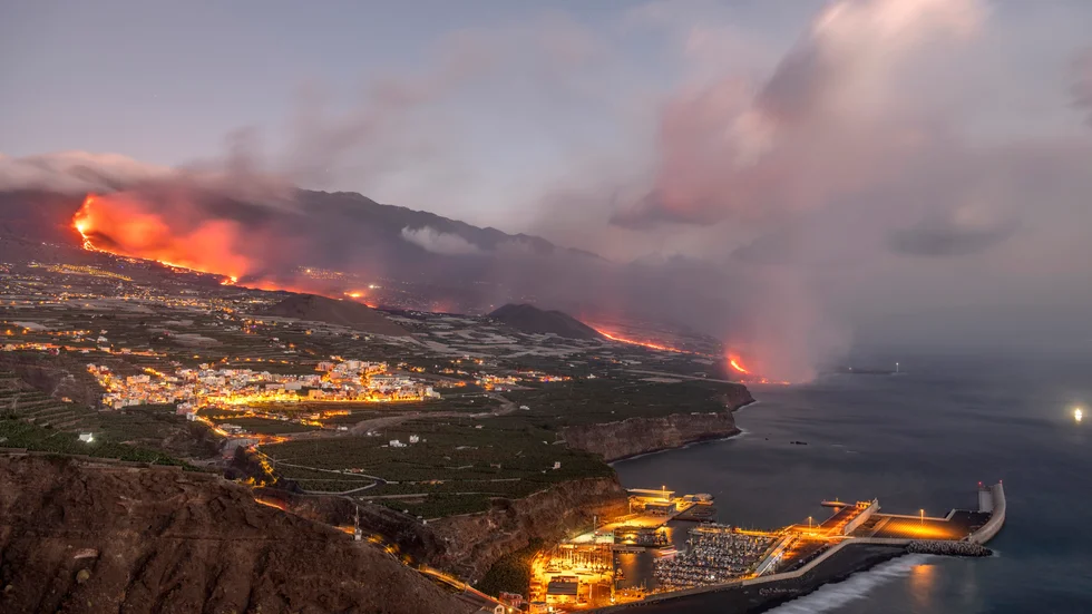 Lava flödar ned för vulkanen på kanarieön La Palma. Arkivbild.