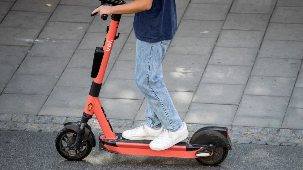 Barn på elsparkcykel är ett nytt inslag i morgontrafiken, som oroar insändarskribenten, som frågar sig hur föräldrar vågar släppa iväg 9-10-åringar på dessa fordon.