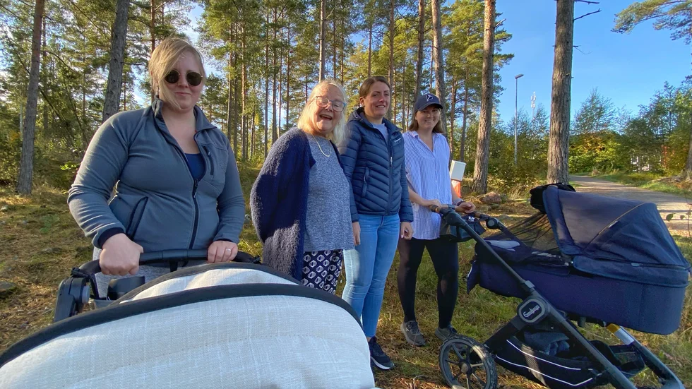 Tessa Länsmäki, Ewa Englund Axvallen, Karolina Lagerkvist Nagrell och Susanna Vollmer på barnvagnspromenad i Stadsskogen. Aktiviteten har varit igång även under pandemin, men inom kort öppnar även inomhusverksamheten.