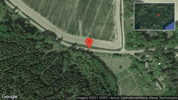 Fallna träd skapar problem i trafiken på väg 647