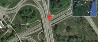 Olja på vägen stör trafiken