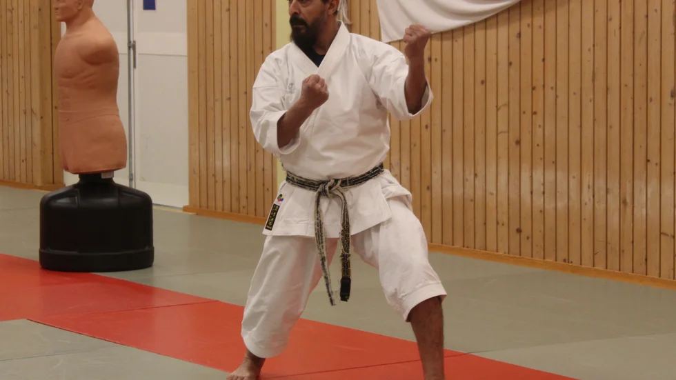 Abdalfatah Aburawa håller i träningar flera gånger veckan som Västerviks Karateklubb har.
