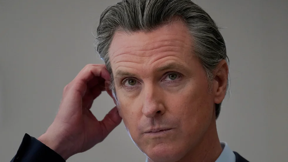 Kaliforniens guvernör Gavin Newsom vid en presskonferens i mars.
