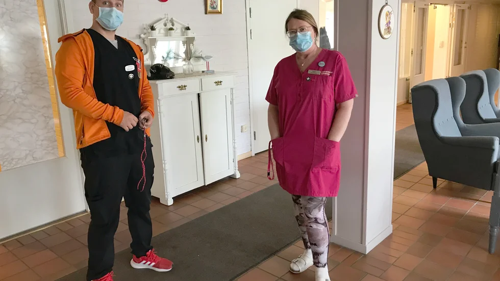 Kollegorna Johan Ema och Maria Steinholtz diskuterar valet de ska göra, antingen välja en andra dos av Astra Zenecas vaccin eller en helt ny sort.