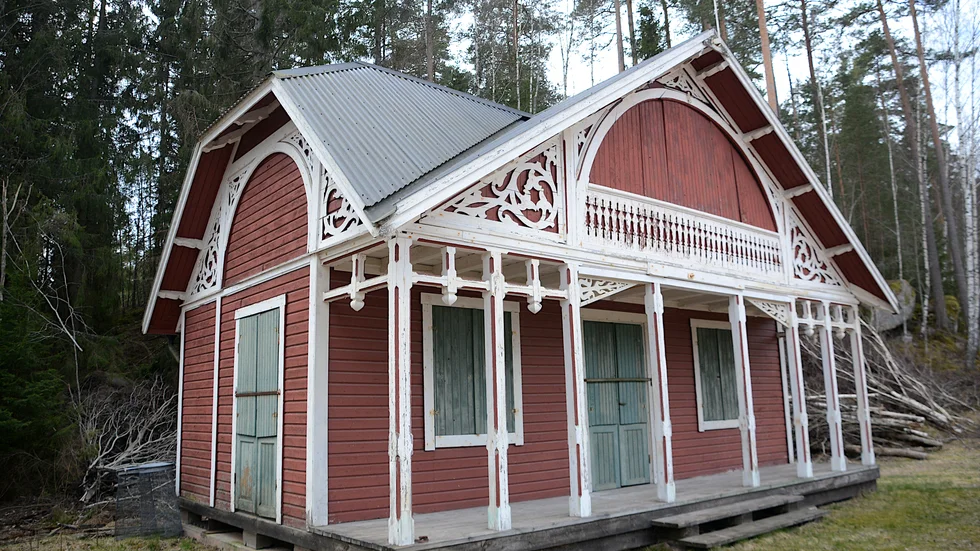 Skyttepaviljongen står undangömd på en vändplan i Västra skogen, men kan komma att flyttas till en mer synlig plats.