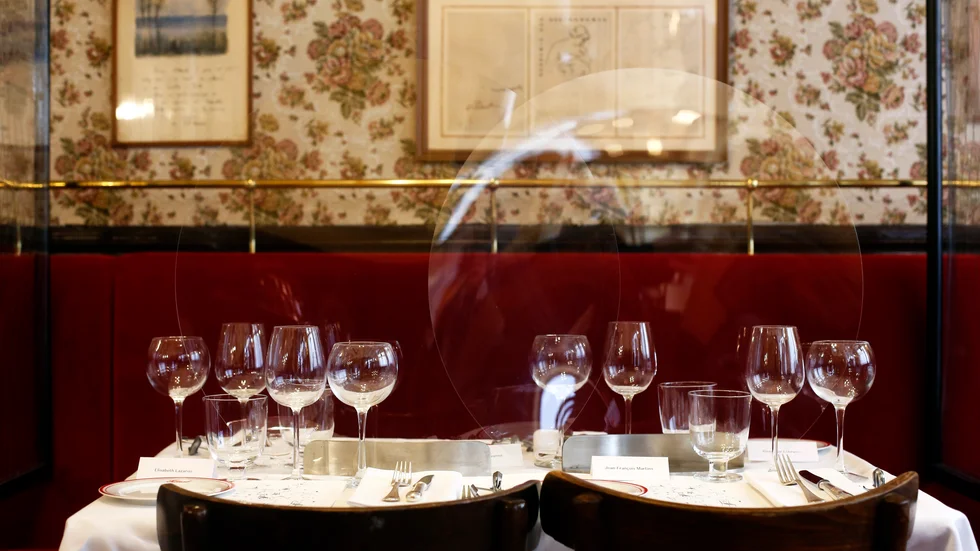 En restaurang i Paris som delat av sällskapen med plastskärmar. Bilden är från i juni 2020.