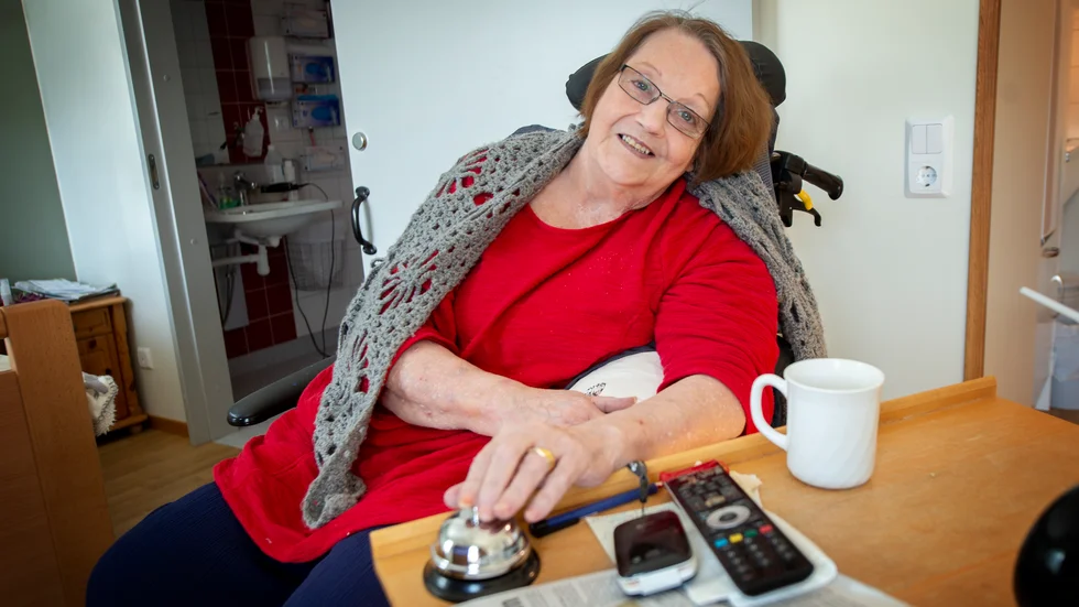 Kristina Schmidt på Koggen var inte nöjd med hur kommunen hanterade krisen med trygghetslarmet. Ringklockor var ingen bra lösning, sa hon till tidningen. Nu står det klart att ett nytt larmsystem finns på plats i början på juli. 
